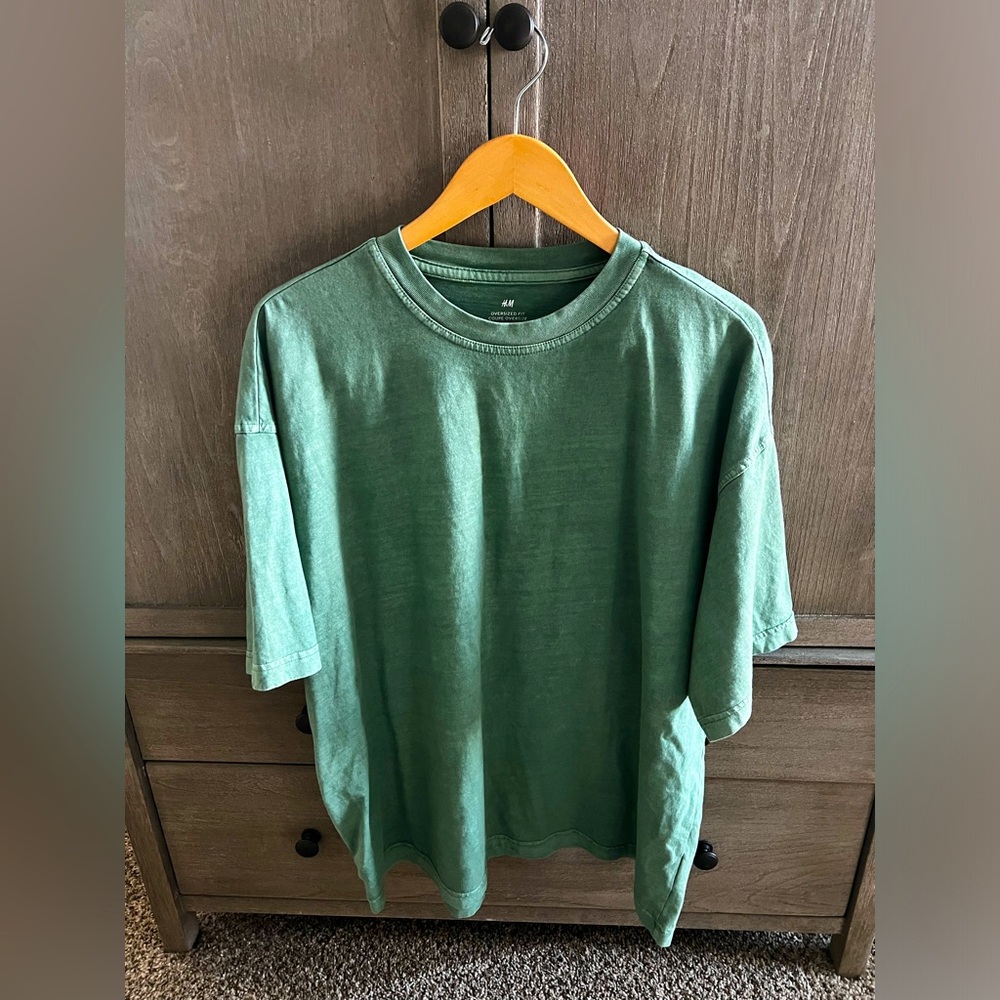 H&M men’s oversized t-shirt.